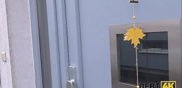 DEBT4k. Die arbeitslose Brünette hat Schulden, deshalb zieht sie sich aus